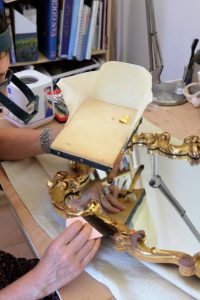 Pose de feuilles d'or